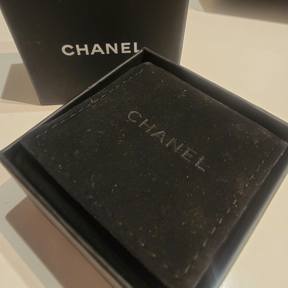Chanel CC Logo & Enamel Camellia Double Ring - Picture 2 of 2